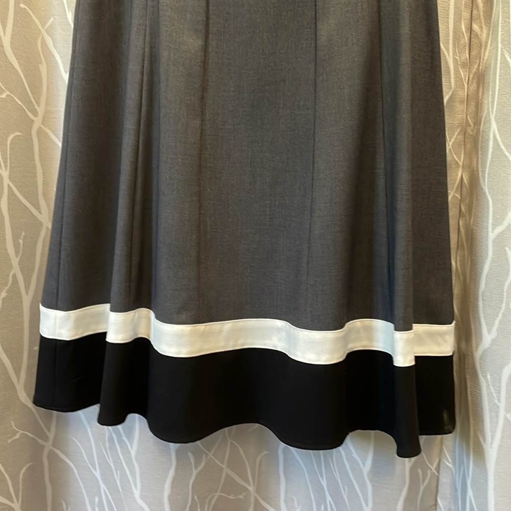 Calvin Klein Size 12 Flattering and Elegant Gray, Black, & White Midi Dress - Picture 4 of 5